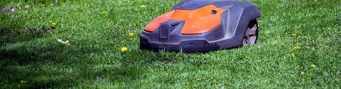 Kaip išsirinkti vejos robotą drėgnai lietuviškai žolei, kuris neužsikemša?