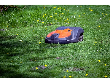 Kaip išsirinkti vejos robotą drėgnai lietuviškai žolei, kuris neužsikemša?